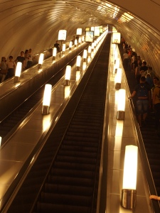 Station Admiralteyskaya à laquelle on accède par 2 longs escalators